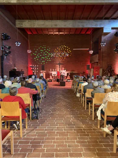 Friedrich & Wiesenhütter erstmals in Northeim 1 Blick in die Apostelkirche, Begrüßung