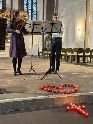 Emiliy Birkert und Konrad Linkmann bei der musikalischen Andacht in  Uslar Violinie spielend