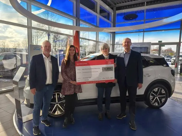Ford Hermann spendet an Hospiz-Stiftung Region Einbeck-Northeim-Uslar. Übergabe im Autohaus