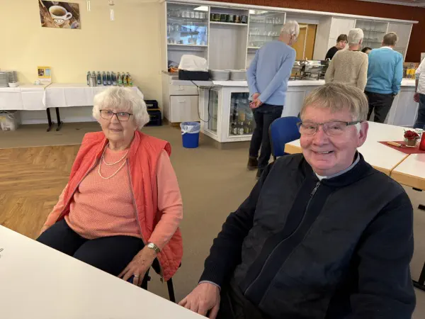 Teilnehmerin mit Norbert Linkmann, 2. Vorsitzender der Hospiz-Stiftung