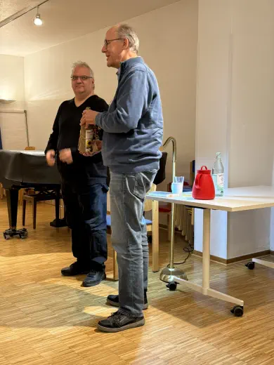 Übergabe eines Präsents an Ingo Fischer von Dirk Ohlmer