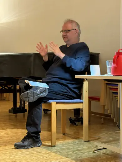 Ingo Fischer sitzend bei der Lesung Frau Schuberts letzte Reise, in Northeim