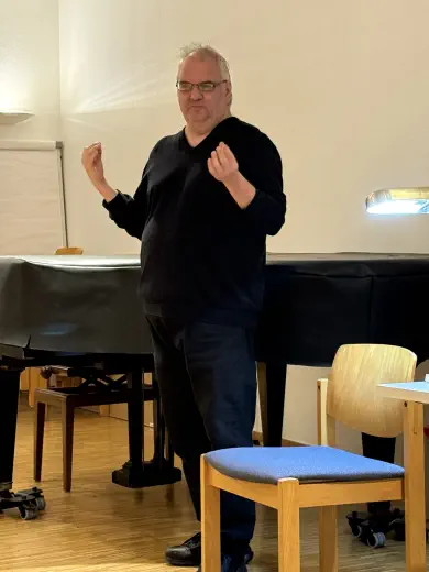 Ingo Fischer stehend bei der Begrüßung zur Lesung