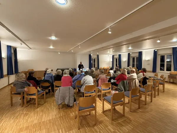Blick auf die Zuschauer im St. Sixti Gemeindesaal