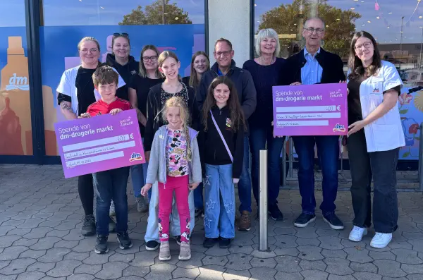 2026-10-05-Scheckübergabe-dm-markt-Einbeck-3-150 Scheckübergabe beim dm-drogerie markt Einbeck an die Hospiz-Stiftung und die Karnevalsfreunde